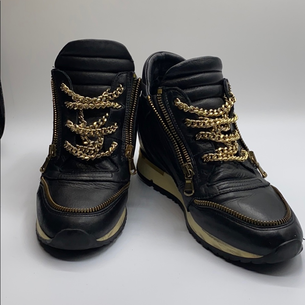 Italian size 7 Pure leather Gold chain accent shoelaces feature sneakers w box